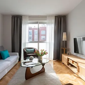 Vivienda Con Zona De Trabajo, Piscina Y Parking Madrid